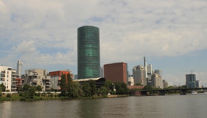 Blick über den Main auf das Frankfurter Gutleutviertel