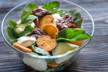 Salad with sun-dried tomatoes