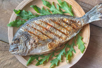 Grilled gilt-head bream with fresh arugula
