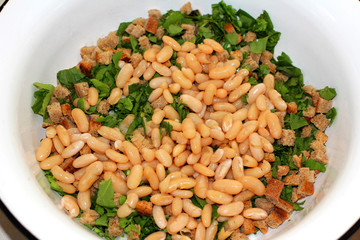 Salad with beans, croutons and greens.