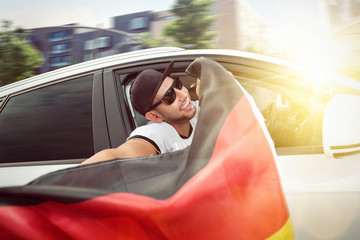 Deutschlandfan hält Fahne aus dem Auto © photoschmidt