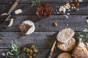 Tapas ou Tartine de Pain à la Tomme de Provence, Olive, Tomates Séchées et Amandes