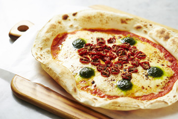 Cheese and dried tomato pizza 