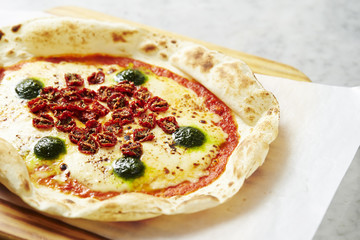 Cheese and dried tomato pizza 