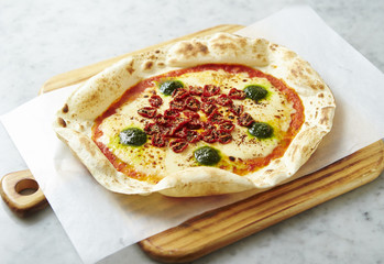 Cheese and dried tomato pizza 