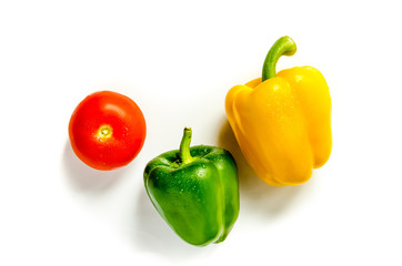 Tomate und Paprika auf weiß