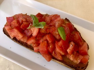 Tomatenbruschetta mit Tomaten und Basilikum in Italien
