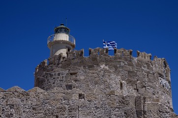 Zabytkowe nabrzeże Rodos - ruiny fortecy i latarnia morska