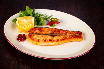 Grilled salmon with lemon