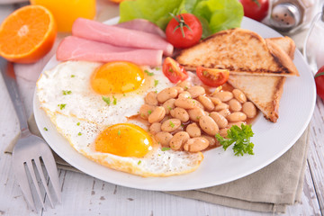 english breakfast with toast, bean and bacon