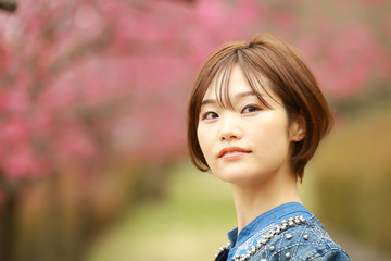 Naklejka premium 梅と女性