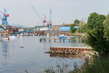 Steg an der Kieler Förde mit Werft im Hintergrund
