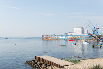 Steg an der Kieler Förde mit Werft im Hintergrund