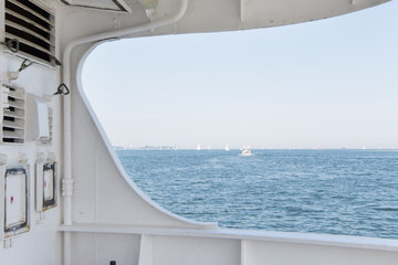Blick aus dem Fenster der Fähre auf der Kieler Förde