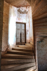 Vieux escalier en colimaçon