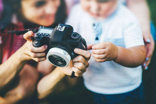 photographer showing small child photos on the camera