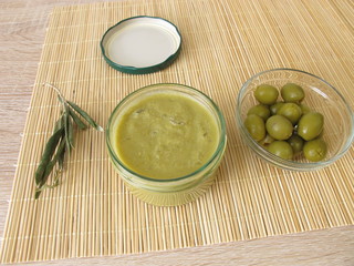 Grüne Olivenmarmelade im Glas