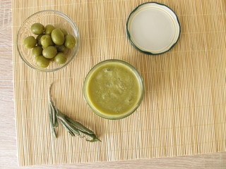 Grüne Olivenmarmelade im Glas