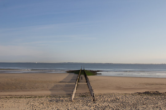 palen op strand Holland