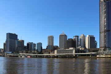 Obraz premium Autostrada nad rzeką Brisbane przed nowoczesnymi drapaczami chmur