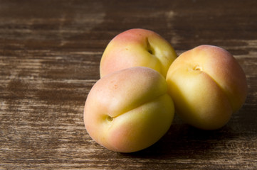 Aprikosen; Aprikose; Marille; Marillen; drei; 3