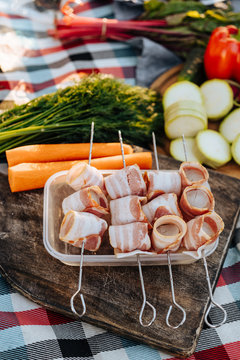 Arranged bacon on skewers for picnic