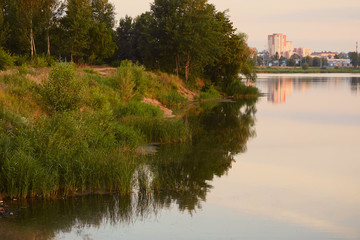 Obraz premium GOMEL, BELARUS. panoramic view of the lake at dawn.