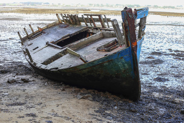 vieille épave de bateau échouée