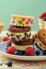 gelato biscotto con crema di vaniglia cioccolato e frutta fatto a mano