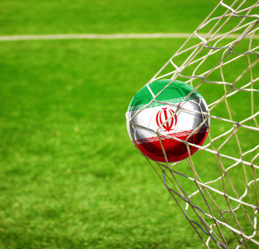 Fussball mit iranischer Flagge