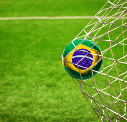 Fussball mit brasilianischer Flagge