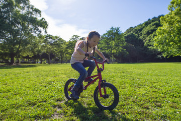 自転車に乗る女の子