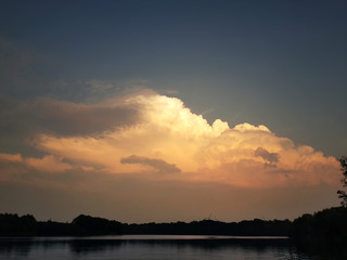 Gewitterwolke in Abendlicht