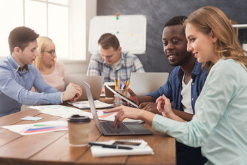 Obraz premium Business partners work at modern office