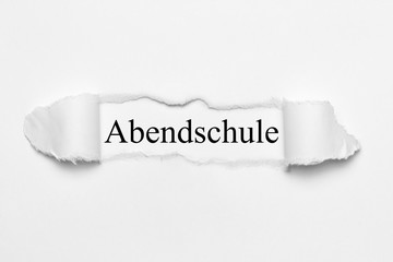 Abendschule auf weißen gerissenen Papier