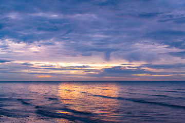 The sun began to rise from the sea in the morning.