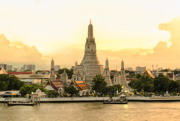 Fototapeta premium Słynny Wat Arun jest jednym z najbardziej znanych zabytków.