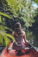 Mädchen mit Locken Boot fahren im Wald Abenteuer Urlaub im Sommer Premium