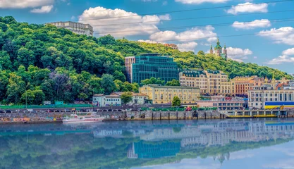 Foto op Aluminium Uitzicht op de stad Kiev, Oekraïne. Op de voorgrond is er een luchtoversteek over de rivier de Dnjepr © corvalola