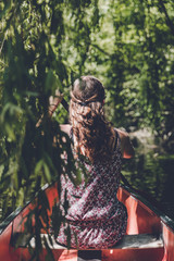 Mädchen mit Locken Boot fahren im Wald Abenteuer Urlaub im Sommer Premium