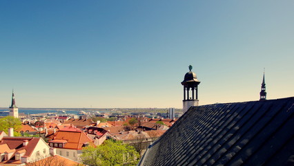 Widok z wieży kościelnej na estońską stolicę, Tallin - krajobraz starego, zabytkowego miasta z Europy Północno Wschodniej - obrazy, fototapety, plakaty