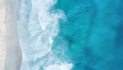 Fototapeta premium Fale na plaży jako tło. Piękne naturalne tło w okresie letnim