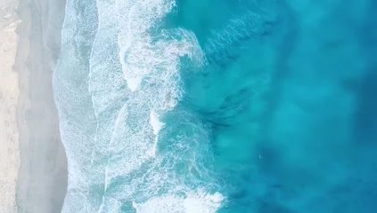 Deurstickers Oceaan golf Golven op het strand als achtergrond. Mooie natuurlijke achtergrond in de zomer