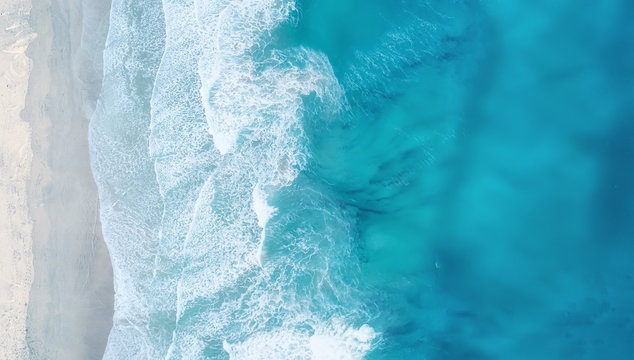 Fototapeta Fale na plaży jako tło. Piękne naturalne tło w okresie letnim