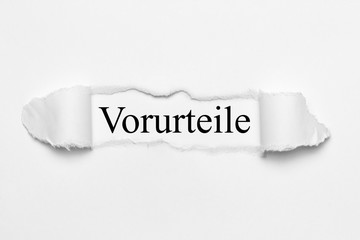 Vorurteile auf weißen gerissenen Papier