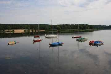 Kolorowe łodzie na jeziorze - obrazy, fototapety, plakaty