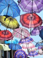 Regenschirme am Himmel