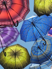 Regenschirme am Himmel