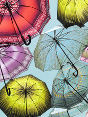 Regenschirme am Himmel