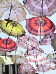 Regenschirme am Himmel